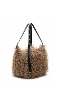 Brązowa torebka z kręconym futerkiem, z czarnym regulowanym paskiem ze skóry i srebrnymi guzikami, przedstawiona na białym tle.