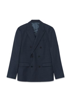 Mornarsko plavi dupli sako s tankim prugama, izrezanim reverima i džepovima s poklopcima, položen ravno na bijeloj pozadini.