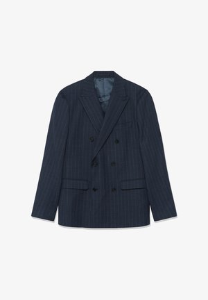 Mornarsko modra dvoredna blejzerjak z tankimi črtami, z vrhnjimi klapami in žepoma s poklopcem, razprostrta na beli podlagi.