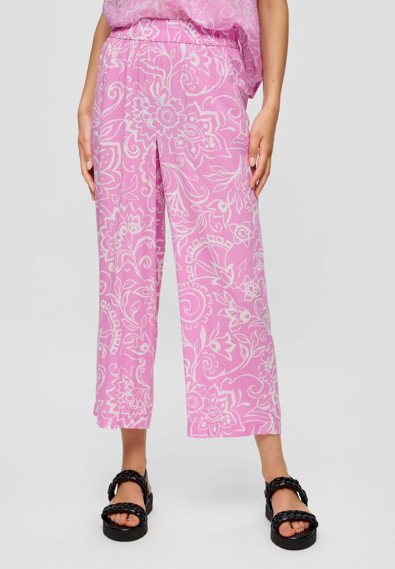 Lichtgewicht, roze broeken met een bloemenpatroon, een elastische tailleband, een verkorte snit en een ontspannen pasvorm. Gecombineerd met stevige zwarte sandalen.