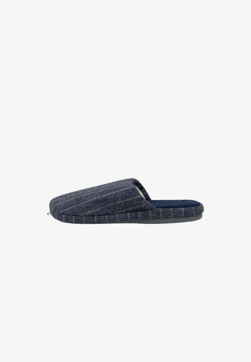 Pantofole slip-on in denim blu scuro con motivo a strisce più chiare, dotate di una morbida fodera e di una suola imbottita per il massimo comfort.