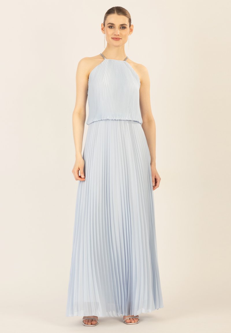 Abito maxi plissettato di colore azzurro chiaro con scollo all'americana e colletto decorato con perline. Presenta una texture morbida e una silhouette flottante. Scarpe argento con cinturini.