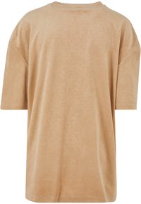 Beige per didelė marškinė, pagaminti iš minkštos medžiagos su subtiliu viso paviršiaus logotipo raštu. Turi trumpas rankoves ir apvalų iškirpimą.