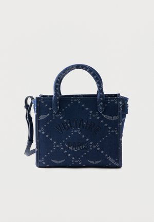 Sac à main rectangulaire bleu marine avec deux poignées, motifs d'étoiles et d'ailes, texte "Voltaire Paris" et une bandoulière latérale réglable.