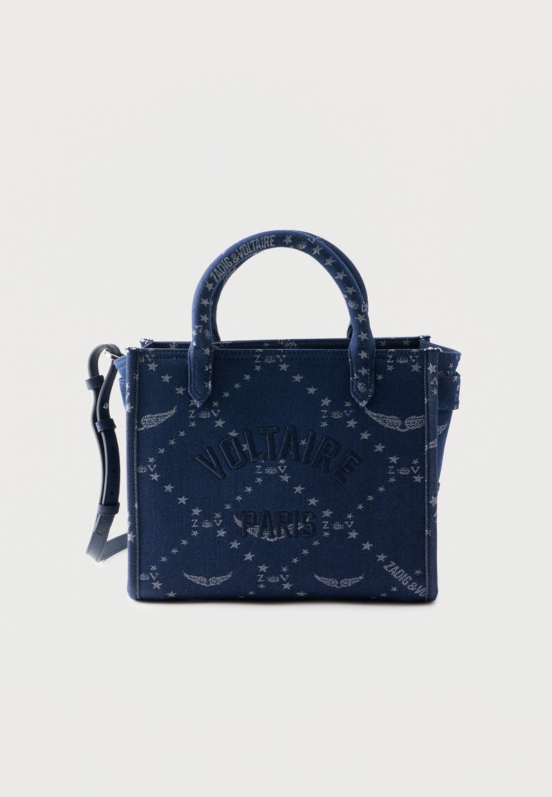 Καφέ τσαντάκι χειρός ορθογώνιο σε ναυτικό μπλε χρώμα με διπλές λαβές, σχέδια αστεριών και φτερών, κείμενο "Voltaire Paris" και ρυθμιζόμενο πλευρικό λουράκι.