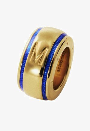 Anillo de oro con un acabado suave, que presenta dos bandas texturizadas azules y una prominente "M" grabada en el costado. Forma redonda.