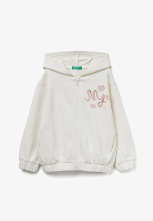 Sudadera blanca con cremallera, que incluye capucha, puños y dobladillo elásticos, con el texto bordado en rosa "MI" y corazones en la parte frontal. Tela texturizada.