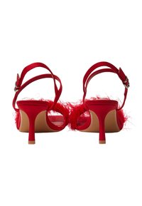 Sandali alti rossi con accentuazione di piume, cinturino alla caviglia regolabile, texture liscia e tacco a stiletto sottile.