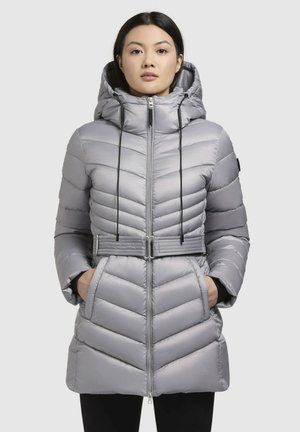 Doudoune longue gris clair avec capuche, surpiqure en zigzag, deux poches avant, taille ceinturée et fermeture éclair.