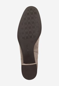 Semelle en suède gris avec une semelle en caoutchouc noir texturé, arborant un motif géométrique, étiquetée taille 41.