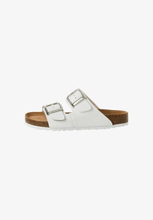 Hvide to-strop sandal med sølvspænder, korkfod seng og struktureret gummisål. Har en glat syntetisk overdel og afslappet design.