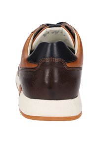 Leder-Sneaker mit braunem Rücken, marineblauem Fersenbereich und weißer Sohle. Merkmale sind klare Linien, dezent sichtbare Nähte und eine strukturierte Oberfläche.