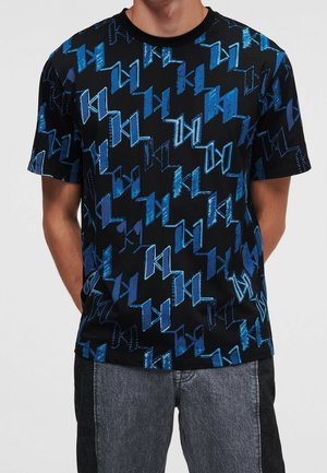 Czarny T-shirt z niebieskim wzorem graficznym przedstawiającym abstrakcyjne kształty. Krótkie rękawy i okrągły dekolt. Wykonany z bawełny.