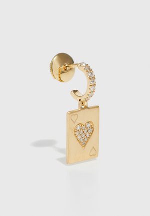 Pendiente en tono dorado con diseño de carta de juego que presenta un corazón decorado con cristales y corazones más pequeños grabados en la carta.