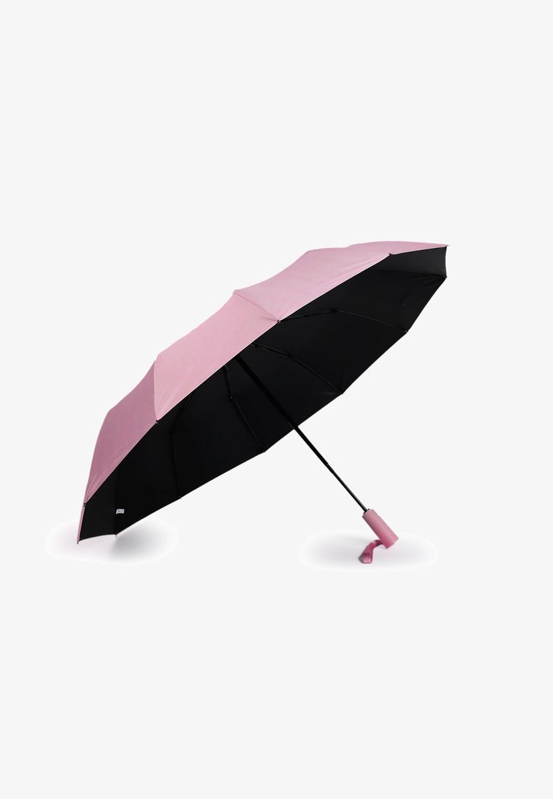 Parapluie avec un canopy rose et noir, cadre en métal et poignée en plastic avec une sangle pour un transport facile.