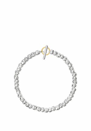 Silbernes Perlenarmband mit unregelmäßigen, abgerundeten quadratischen Perlen und einem goldenen runden Knebelverschluss mit silberner Stabverschluss.