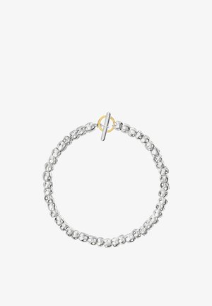 Silbernes Perlenarmband mit unregelmäßigen, abgerundeten quadratischen Perlen und einem goldenen runden Knebelverschluss mit silberner Stabverschluss.