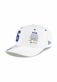 Casquette de baseball blanche avec des accents bleus, mettant en avant un grand numéro "6" bleu, les logos de Visa et Cash App, et une sous-visière verte.