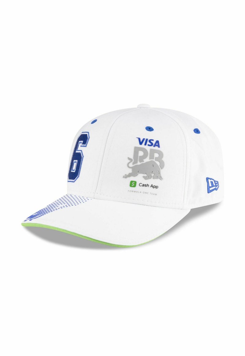 Casquette de baseball blanche avec des accents bleus, mettant en avant un grand numéro "6" bleu, les logos de Visa et Cash App, et une sous-visière verte.
