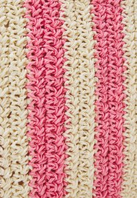 Gros plan d’un tissu tricoté texturé avec des rayures verticales alternées en fil rose et crème.
