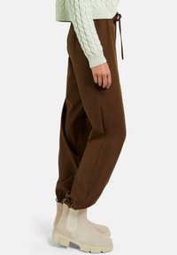 MADELEINE MIT ELASTISCHEM SCHLUPFBUND - Broek - nut