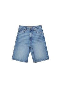 Shorts vaqueros en azul claro, con un corte recto, diseño de cinco bolsillos y un sutil desgaste. Detalles de metal adornan la pretina.