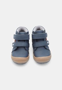 Sinised nahast kingad, millel on kaks reguleeritavat Velcro rihma, tan värvi kummitaldad ja pehme sisemus. Ümardatud varvas ja tugev ehitus.