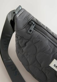 Pikowana ciemnoszara torebka na ramię z czarnym zamkiem i regulowanym paskiem, ozdobiona subtelnymi detalami w postaci tekstu i serca.