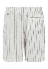Pantalones cortos blancos con finas rayas verticales negras, cinturilla elástica y un bolsillo trasero con cierre de botón. Acabado de tejido texturizado.