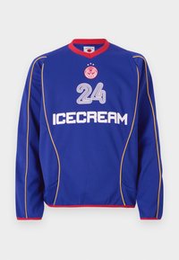 Blauwe sporttrui met rode kraag en boorden, gele zijstrepen, met de tekst "ICECREAM" en het nummer "24" in het wit.
