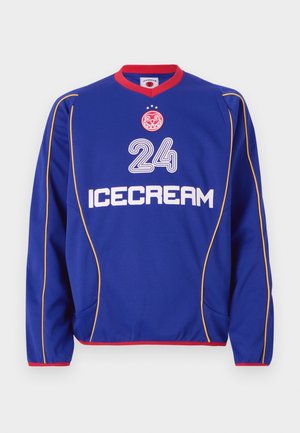 Plava sportska dukserica s crvenim ovratnikom i manžetama, žutim bočnim trakama, na kojoj je u bijeloj boji ispisano "ICECREAM" i broj "24".