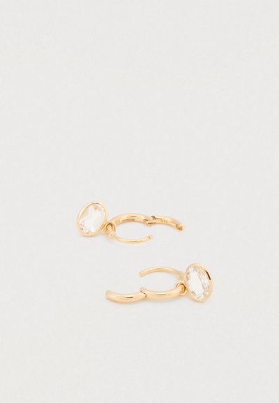 Cercei cerc aurii cu pietre faux clare, rotunde și ovale; finisaj neted cu un design elegant și contemporan.