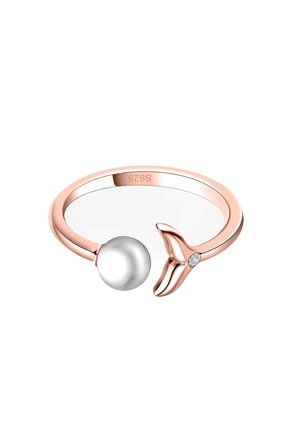 Bague ouverte en or rose avec une perle argentée à une extrémité et une petite queue de baleine ornée d'un minuscule diamant à l'autre extrémité.