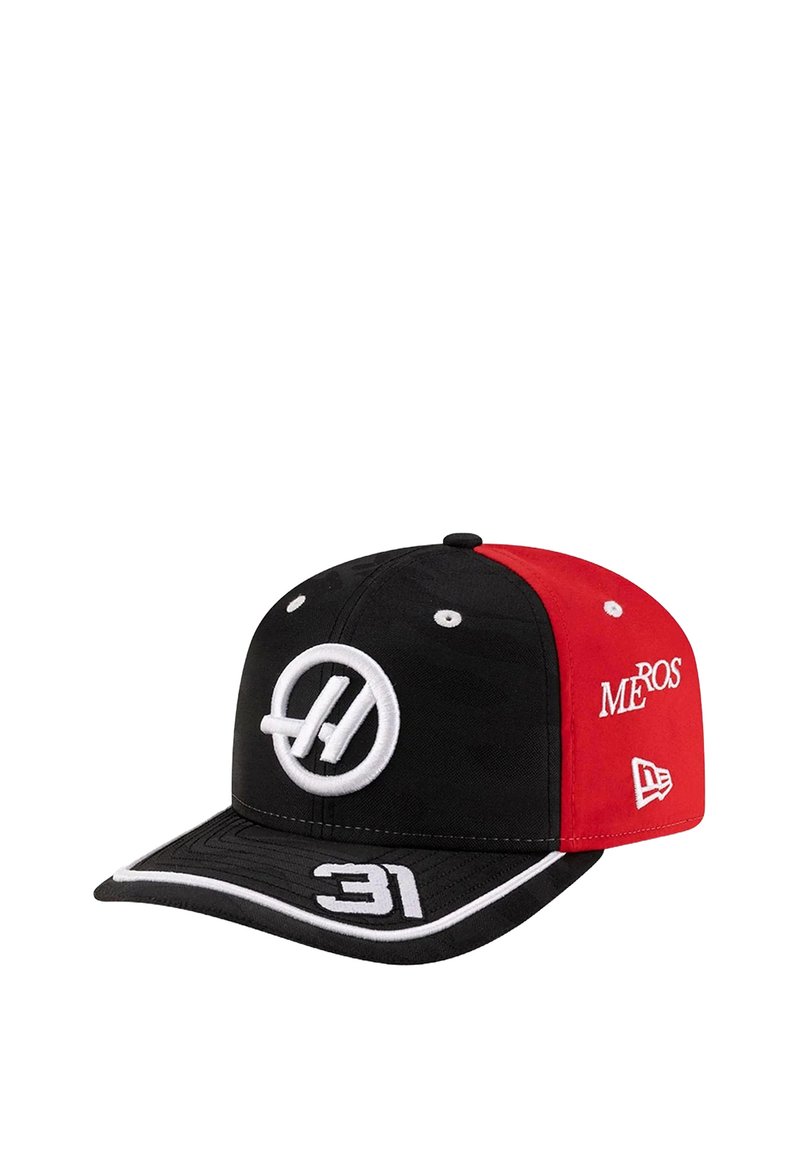 Czarna i czerwona czapka z zakrzywionym daszkiem, ozdobiona haftowanym logo i numerem 31 z przodu i po boku. Wykonana z materiału o gładkiej teksturze.