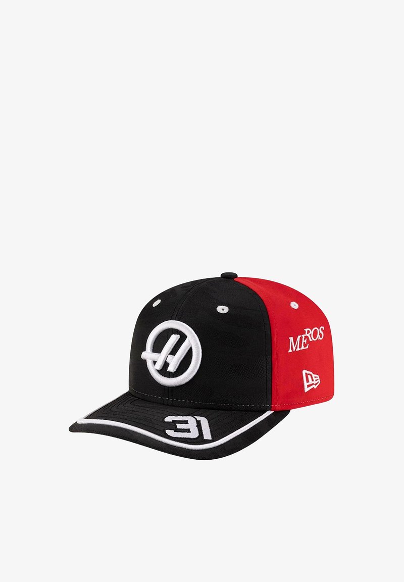 Czarna i czerwona czapka z zakrzywionym daszkiem, ozdobiona haftowanym logo i numerem 31 z przodu i po boku. Wykonana z materiału o gładkiej teksturze.