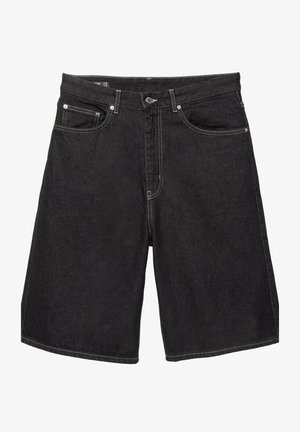 Fekete farmer rövidnadrág öt zsebbel, gombos és cipzáros záródással, valamint fehér varrási részletekkel.