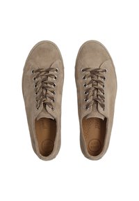 Beige Wildlederschuhe mit runder Zehenkappe, braunen gemusterten Schnürsenkeln und runden Metallösen. Mit einer gepolsterten Innensohle, die mit "SUPER SOFT" beschriftet ist.