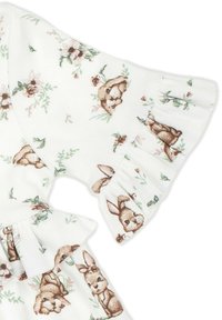 Biała sukienka z tkaniny z wzorem kwiatów i króliczków, z falbanianymi rękawami i marszczoną talią. Miękka tekstura w pastelowych kolorach.