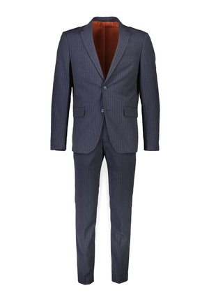 Costume bleu foncé à rayures avec une veste à un bouton, doublure orange et pantalons fuselés. Comprend deux poches avant et des revers crantés.