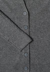 Cardigan in lana grigia con scollatura a V, polsini a coste, chiusura frontale con bottoni e una sottile trama. Sei bottoni grigi visibili.