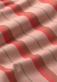 Textiel met golvende strepen in roze, koraal, bruin en groen. De stof heeft een gestructureerde weving en toont een zachte, tastbare oppervlakte.