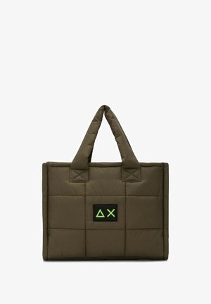 Borsa a tracolla trapuntata verde oliva con due manici robusti, dotata di una patta rettangolare nera con simboli geometrici verdi sul fronte.