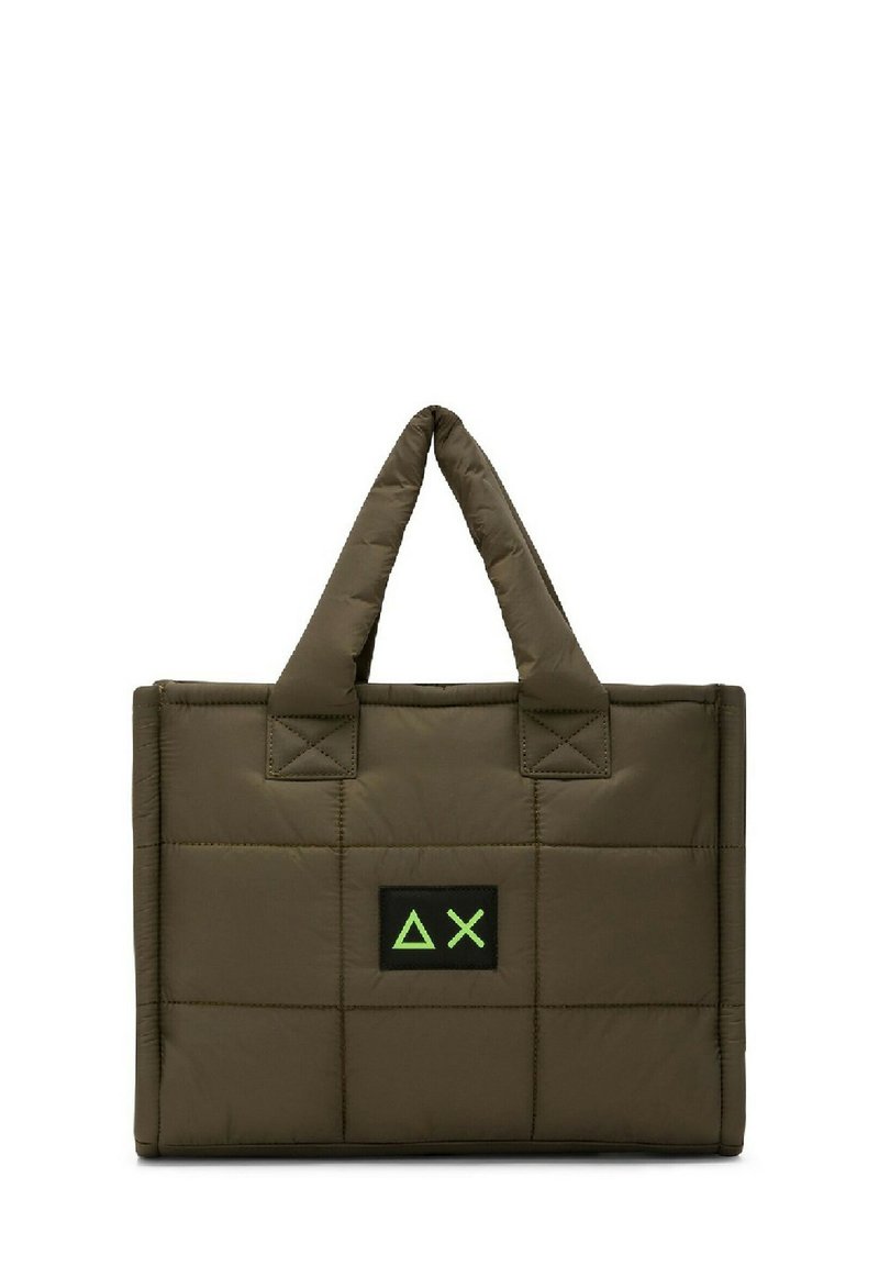 Borsa a tracolla trapuntata verde oliva con due manici robusti, dotata di una patta rettangolare nera con simboli geometrici verdi sul fronte.