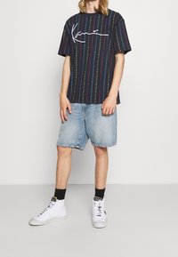 Karl Kani T-shirt med print - dark blue