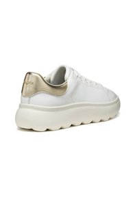 Baskets blanches avec une semelle arrondie, un dessus en cuir lisse et un accent métallisé doré sur le talon. Fermeture à lacets avec une marquage discret.
