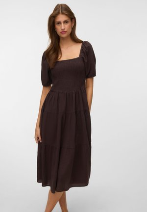 Vero Moda GESMOKTES KLEID VMROKAYA MIDIKLEID - Robe de jour - chocolate torte