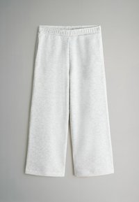 Svetlošedé široké nohavice vyrobené z mäkkej tkaniny, s elastickým pásom a hladkým povrchom bez viditeľných vzorov alebo akcentov.