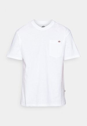 Biely bavlnený tričko s okrúhlym výstrihom, krátkymi rukávmi a vreckom na hrudi s malým logom značky na ľavej strane.