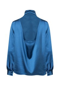 Blaue Seidenbluse mit langen Ärmeln, hohem Kragen und einem großen offenen Rücken. Mit knöpfbaren Manschetten und einer glatten, glänzenden Textur.