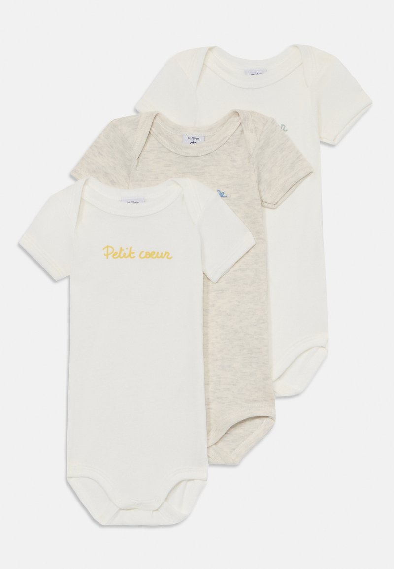 Tri otroške bodysuits iz mehkega bombaža: en bel z rumenim napisom "Petit cœur", en svetlo bež in en čisto bel. Okrogla vrata, kratki rokavi.